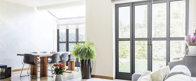 foto de uma sala com janela de esquadrias pretas